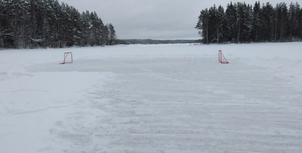 Siirtolan lahdella oma private luistelu ja pelikenttä, kenttä käytössä sää varauksella.